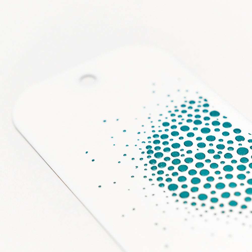 Die weiße Karte von Crafters Workshop ist mit tealfarbenen Rasterpunkten versehen, die von dicht bis spärlich verlaufen - ideal für Mixed-Media-Projekte.