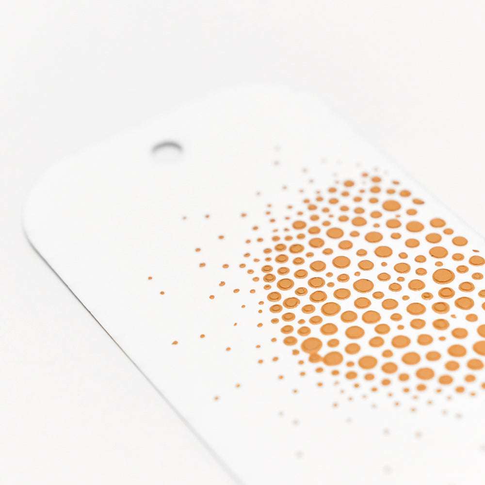 Die weiße Karte von Crafters Workshop mit einem Eckloch, akzentuiert durch ein orangefarbenes Punktmuster, ist ideal für Mixed-Media-Projekte mit Modellierpaste oder Stencil Butter.