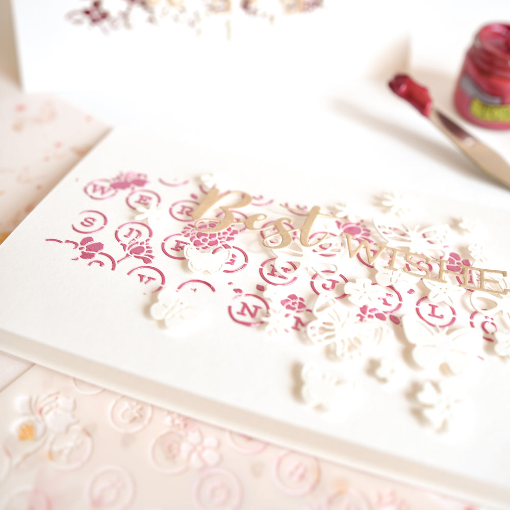 Handgefertigte Glückwunschkarte mit rosa-weißen Blumen- und Schmetterlingsmotiven auf weißem Hintergrund, wunderschön veredelt mit Mixed-Media-Techniken von „The Crafter’s Workshop“ und zarten Akzenten aus Modellierpaste für eine reichhaltige Struktur.
