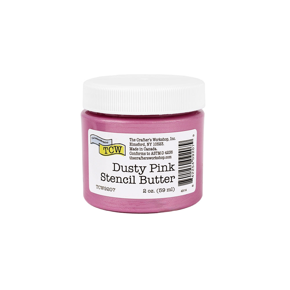 Ein Tiegel „TCW Dusty Pink Stencil Butter“ – eine cremige Modellierpaste, die sich perfekt für Mixed-Media-Projekte eignet – mit weißem Deckel und Produktetikett, wunderschön präsentiert vor einem weißen Hintergrund.