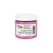 Ein Tiegel „TCW Dusty Pink Stencil Butter“ – eine cremige Modellierpaste, die sich perfekt für Mixed-Media-Projekte eignet – mit weißem Deckel und Produktetikett, wunderschön präsentiert vor einem weißen Hintergrund.