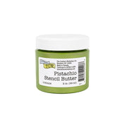 Grünes Glas mit der Aufschrift „Pistachio Stencil Butter“, 2 oz., mit weißem Deckel und Barcode, ideal für Mixed-Media-Projekte oder als vielseitige Modellierpaste, auf weißem Hintergrund.