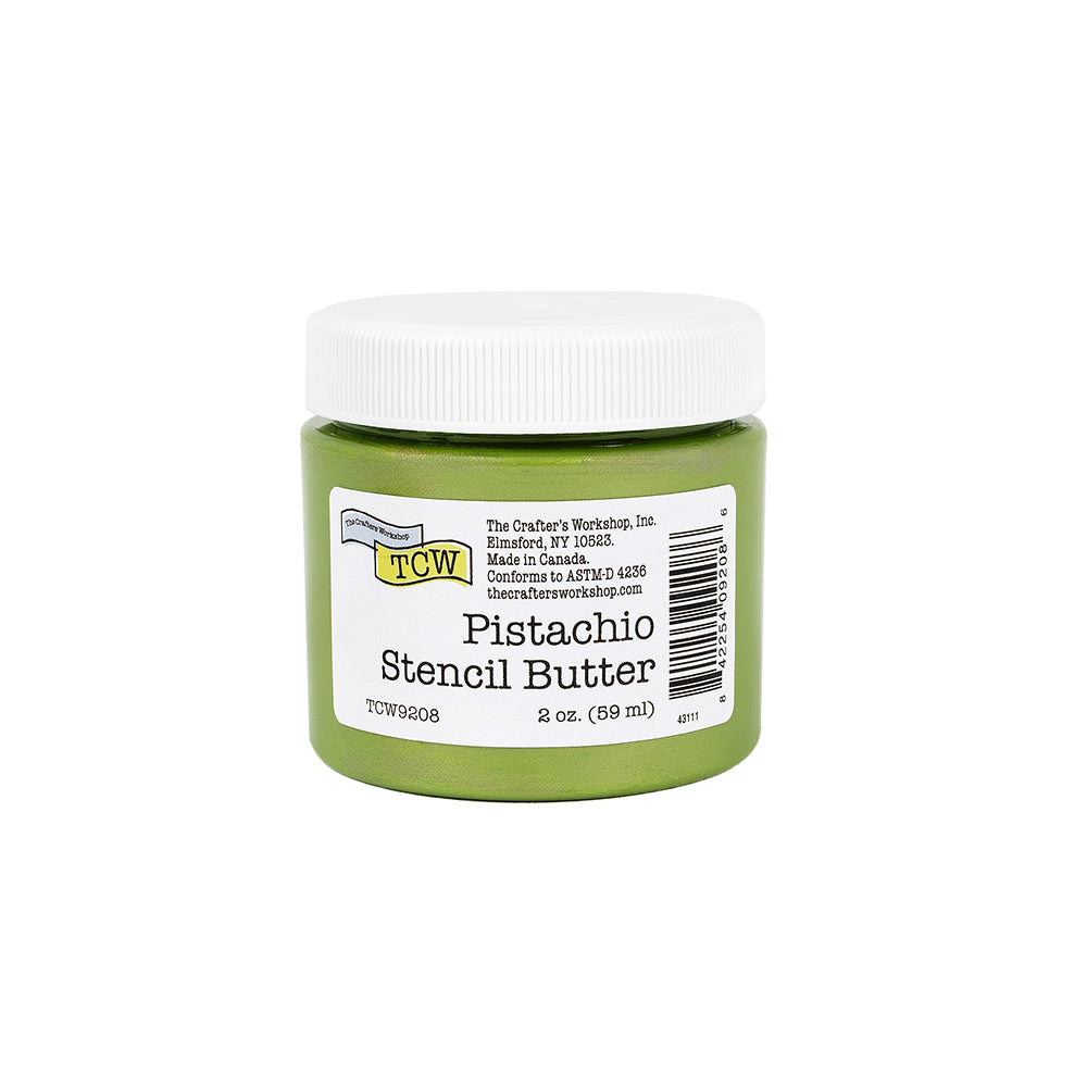 Grünes Glas mit der Aufschrift „Pistachio Stencil Butter“, 2 oz., mit weißem Deckel und Barcode, ideal für Mixed-Media-Projekte oder als vielseitige Modellierpaste, auf weißem Hintergrund.