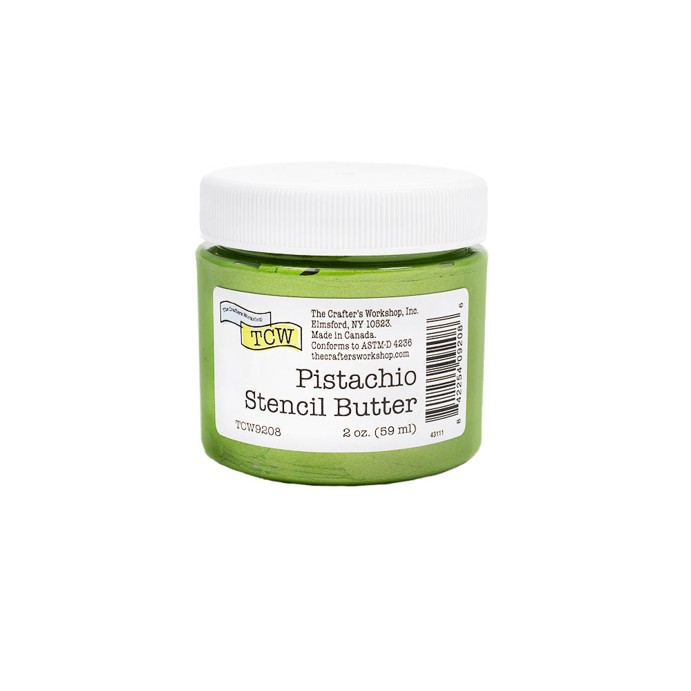 Ein kleines Töpfchen mit „Pistachio Stencil Butter“ von The Crafter’s Workshop, ideal für Mixed-Media-Projekte, mit weißem Deckel und leuchtend grünem Inhalt.