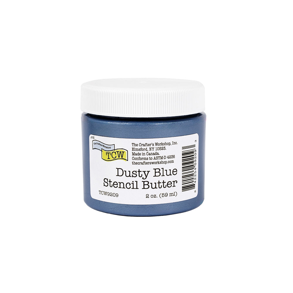 Ein kleines Töpfchen „Dusty Blue Stencil Butter“ mit weißem Deckel und einem auf der Vorderseite sichtbaren Produktetikett – ideal, um Ihren Mixed-Media-Projekten eine reichhaltige Textur zu verleihen oder als Modellierpaste für kreative Vielseitigkeit zu verwenden.