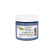 Ein kleines Töpfchen „Dusty Blue Stencil Butter“ mit weißem Deckel und einem auf der Vorderseite sichtbaren Produktetikett – ideal, um Ihren Mixed-Media-Projekten eine reichhaltige Textur zu verleihen oder als Modellierpaste für kreative Vielseitigkeit zu verwenden.