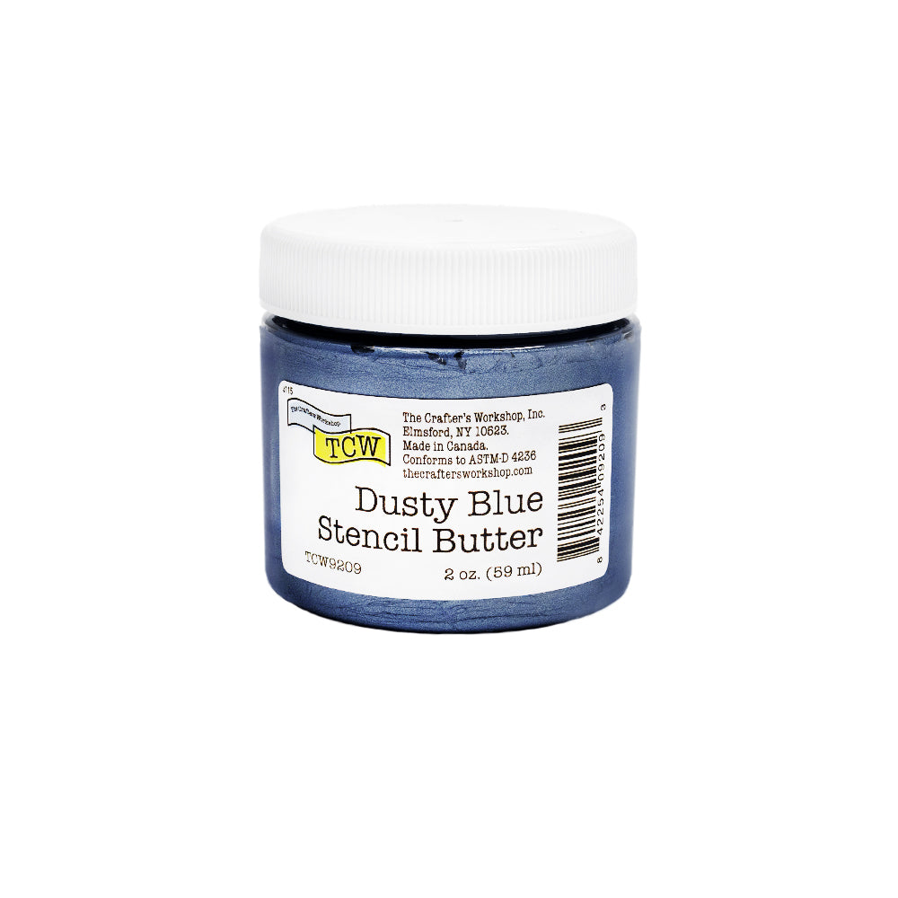 Ein 2 oz. (59 ml) Glas „Dusty Blue Stencil Butter“ von The Crafter's Workshop mit weißem Deckel und Etikett eignet sich perfekt für Mixed-Media-Projekte. Diese Modellierpaste mit reichhaltiger Textur verleiht Ihren kreativen Kunstwerken wunderschöne Tiefe und einen zarten Schimmer.
