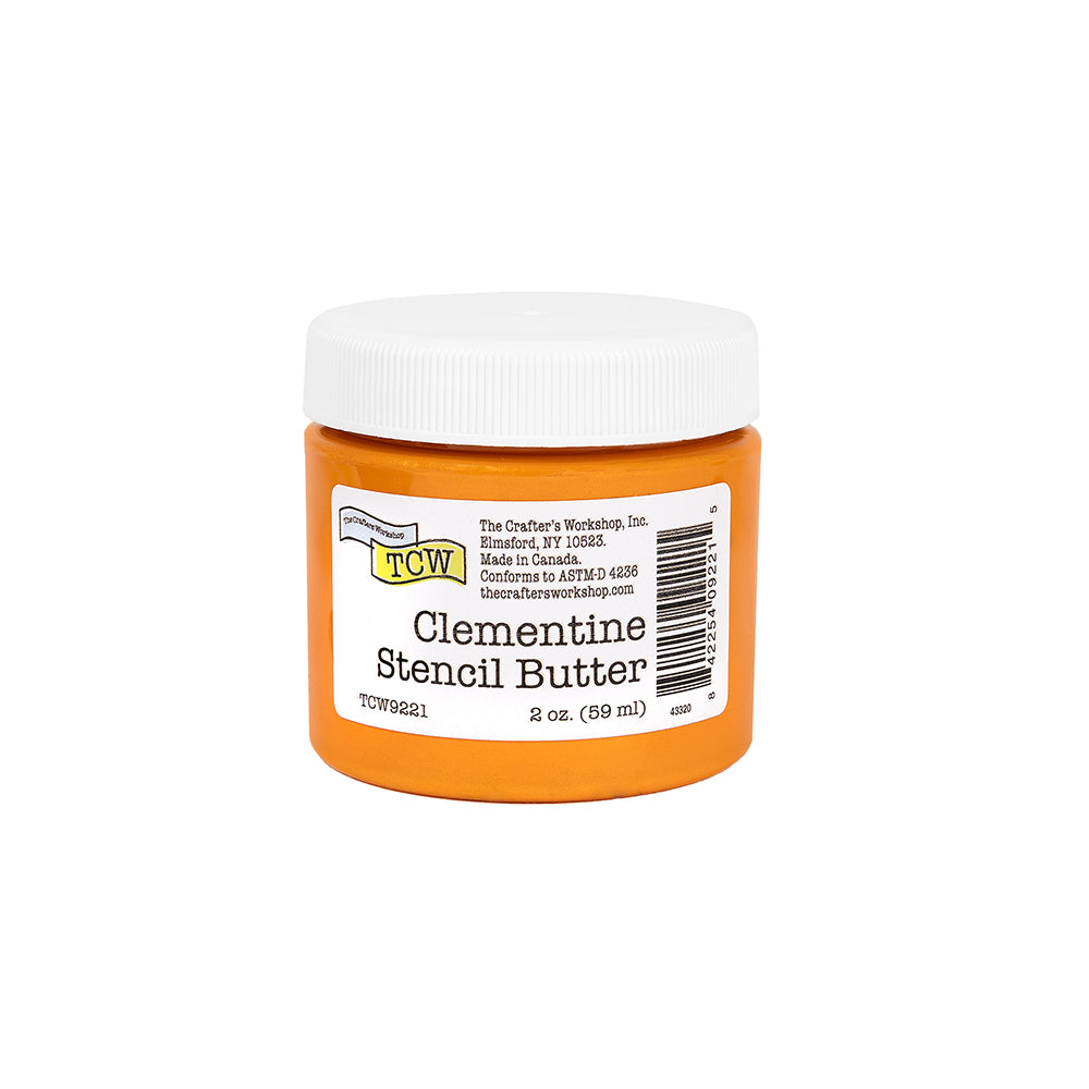 Ein kleines orangefarbenes Töpfchen mit der Aufschrift „Clementine Stencil Butter“ und einem weißen Deckel, 2 oz, von TCW. Diese cremige Stencil Butter eignet sich perfekt für Mixed-Media-Projekte und verleiht ihnen eine lebendige Struktur, ähnlich wie Modellierpaste.