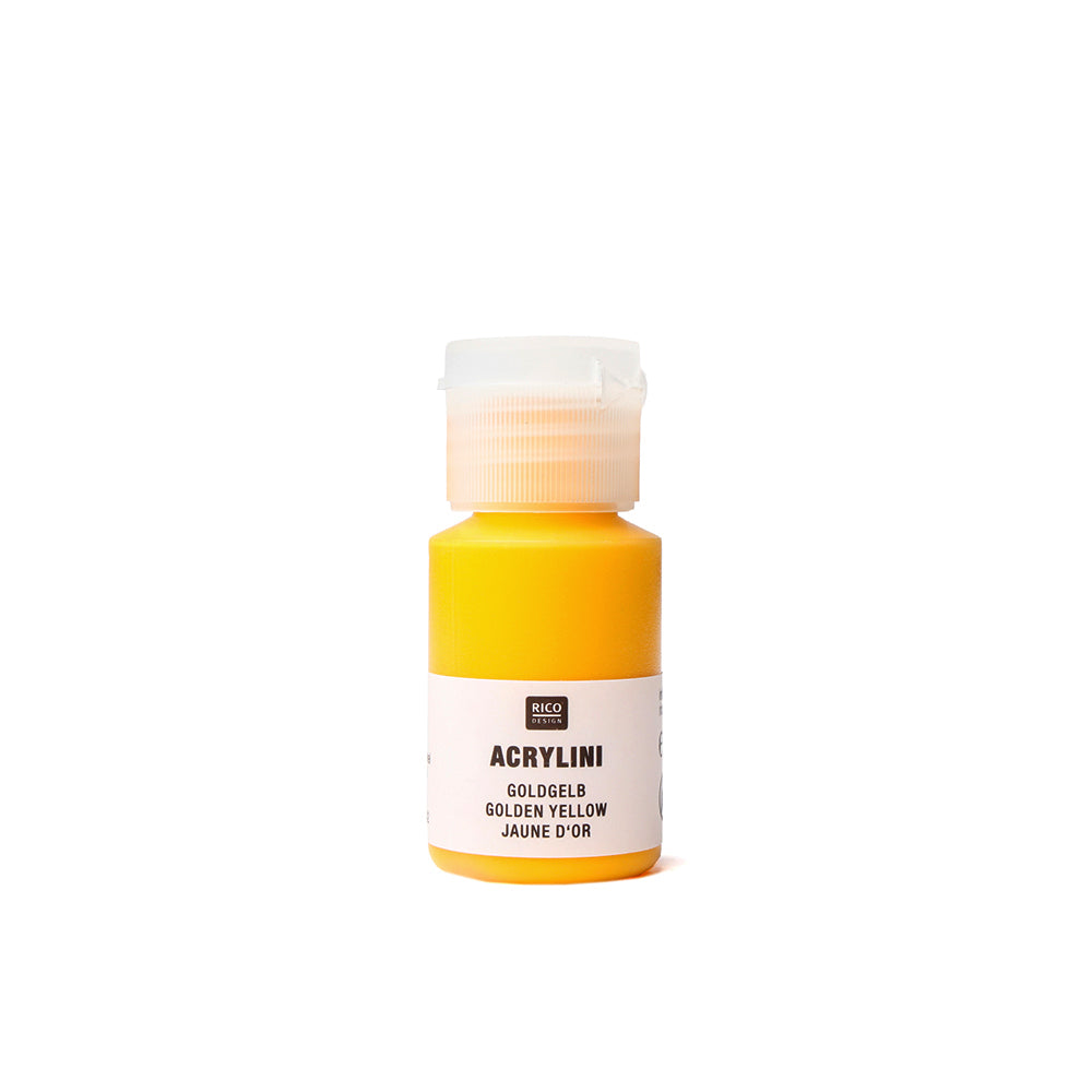 Eine kleine Flasche goldgelber, hochpigmentierter Acryl-Bastelfarbe von Rico Design mit weißem Etikett und durchsichtiger Kappe auf weißem Hintergrund.