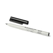 Ein Rico Design schwarzer Kalligraphie-Stift mit der Kappe entfernt und daneben auf einem weißen Hintergrund platziert, ideal zum kalligraphieren mit pigmentierter Tinte.