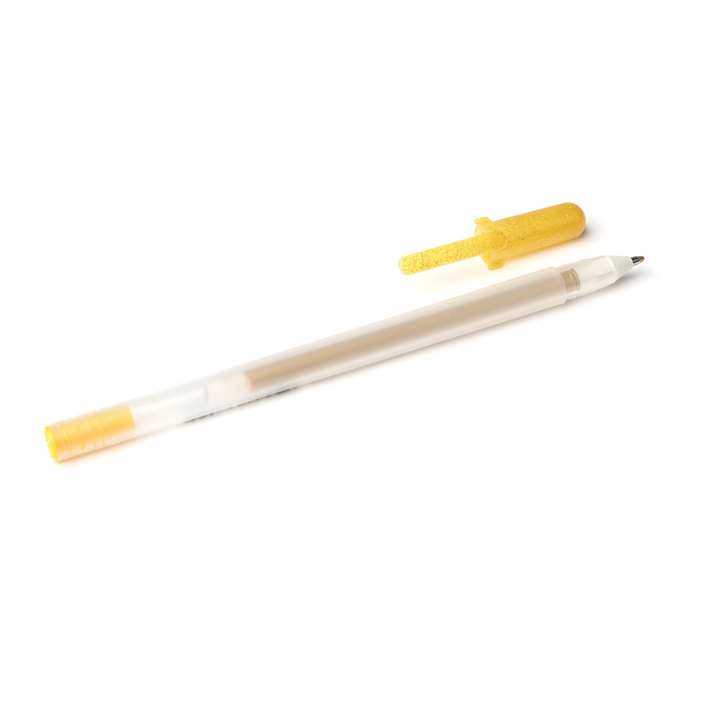 Ein gelber Rico Design Metallic-Gelstift ohne Kappe und daneben auf weißem Hintergrund, mit funkelnden Elementen.