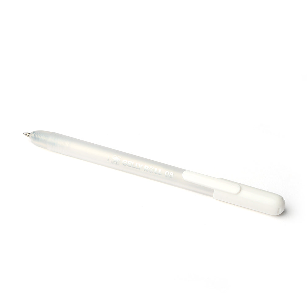 Der Rico Design Gelly Roll Gelstift in Weiß mit klarem Schaft und weißer Kappe liegt auf einer weißen Oberfläche und liefert mit seiner Deckweiß-Gel-Tintenformel leuchtend weiße Farbe.