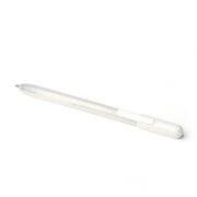 Der Rico Design Gelly Roll Gelstift in Weiß mit klarem Schaft und weißer Kappe liegt auf einer weißen Oberfläche und liefert mit seiner Deckweiß-Gel-Tintenformel leuchtend weiße Farbe.