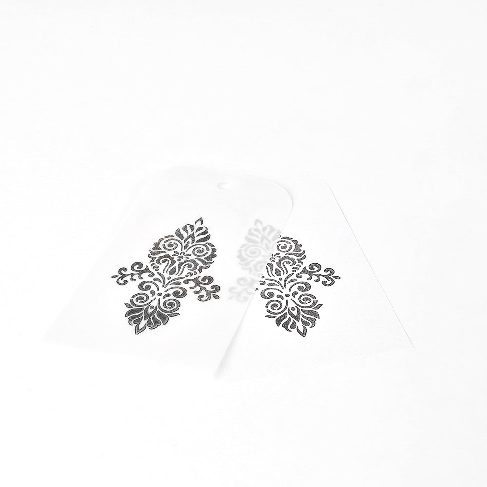 Zwei transparente Tsukineko-Bögen mit detaillierten schwarzen Blumen- und Wirbelmustern auf weißem Grund sind ideal für die Verwendung mit Brilliance Stempelkissen oder hochpigmentierter Tinte, um gestochen scharfe, komplizierte Abdrücke zu erzeugen.
