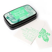 Das Tsukineko VersaFine Clair Stempelkissen mit weißem, grün gestempeltem Etikett hat ein dekoratives Design - ideal als Pigment-Tinte Stempelkissen für gestochen scharfe, detaillierte Abdrücke.