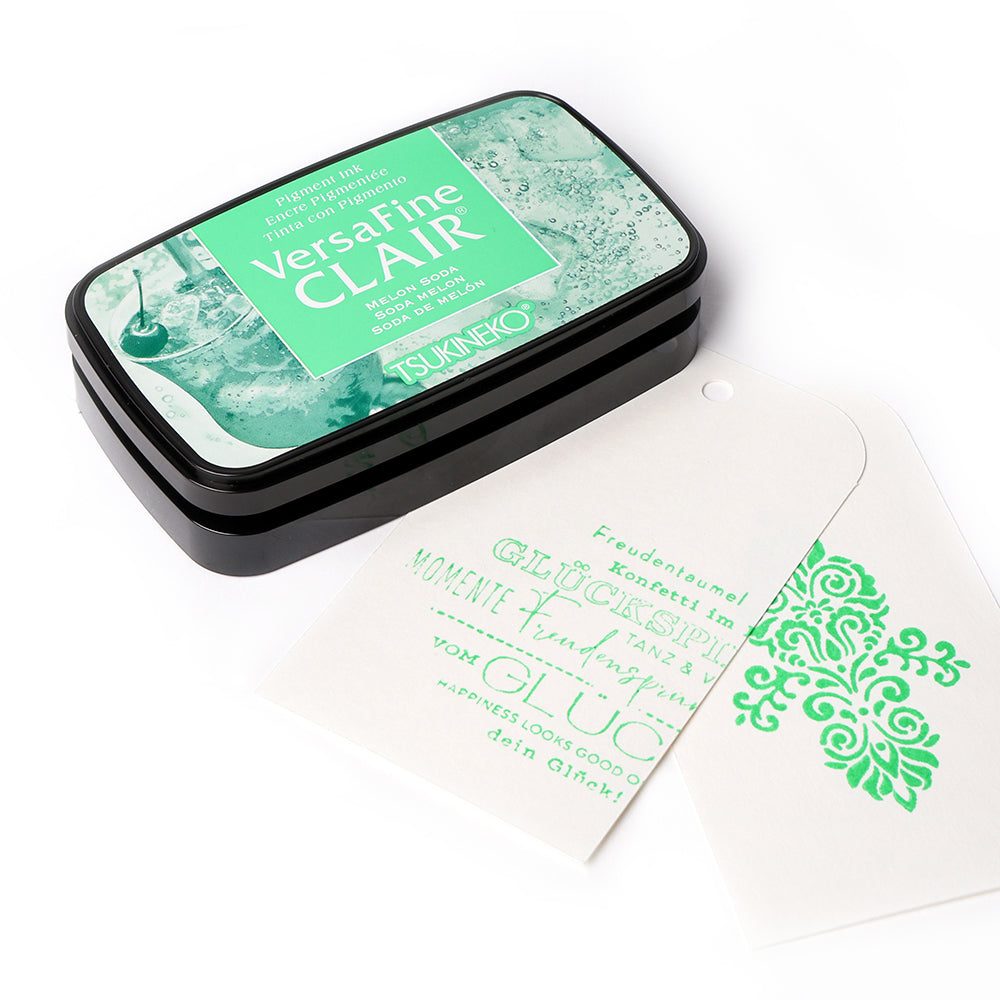 Das Tsukineko VersaFine Clair Stempelkissen mit weißem, grün gestempeltem Etikett hat ein dekoratives Design - ideal als Pigment-Tinte Stempelkissen für gestochen scharfe, detaillierte Abdrücke.