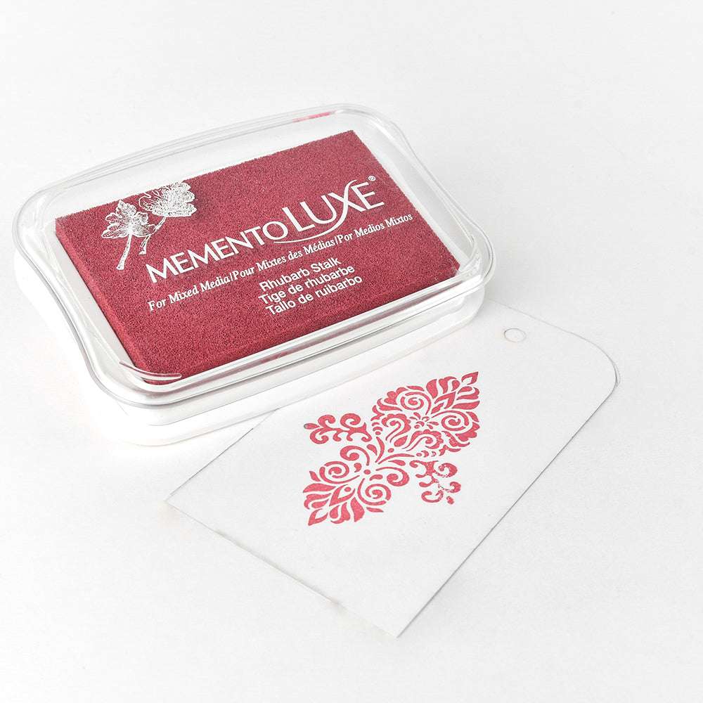 Tsukineko Momento Luxe Pigment-Tinten Stempelkissen in Rot, um ein verziertes Blumenmuster auf einen weißen Geschenkanhänger zu stempeln.