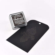 Ein Tsukineko Delicata Mini Stempelkissen in Schwarz und einem floralen Muster - ideal, um Ihren Projekten elegante metallische Effekte zu verleihen.