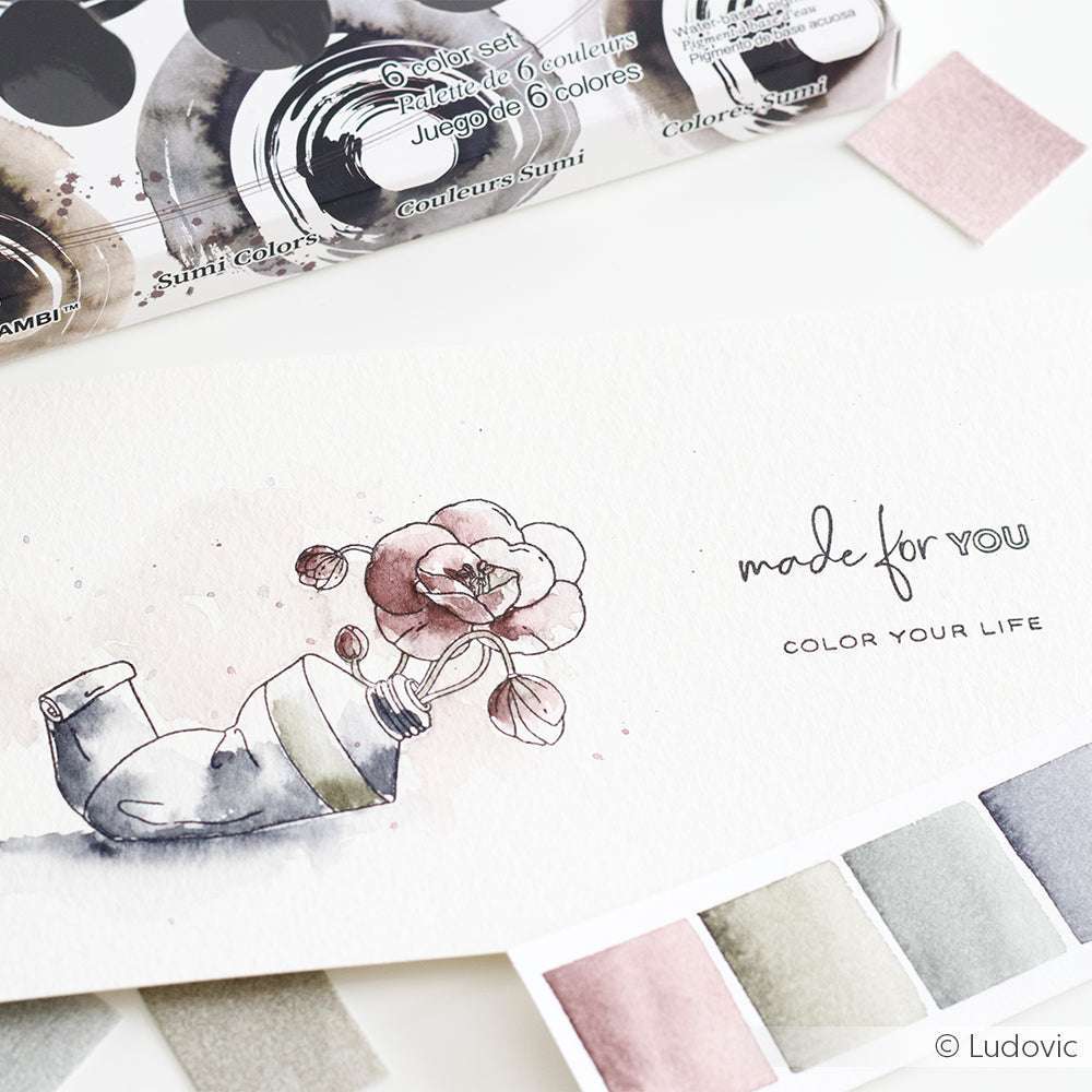 Ein Aquarell einer Blume in einer Glühbirnenvase wird mit Farbmustern und einem 6-farbigen Kuretake Gansai Tambi-Set ausgestellt.