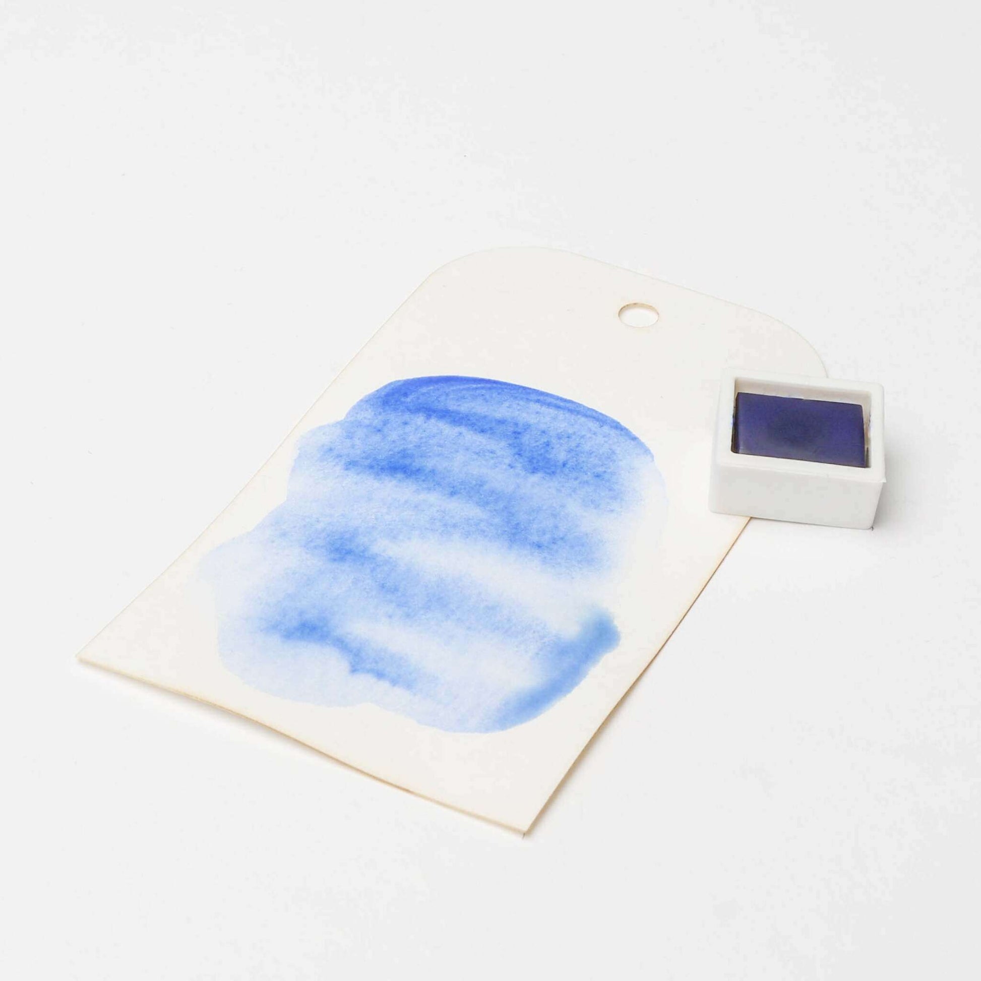 Eine blaue Farbe auf Papier, die mit Rico Design Künstler Aquarellfarben erstellt wurde und leuchtende Farbpigmente zeigt.