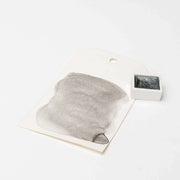 Ein weißes Etikett mit schwarzer Tinte steht neben einem kleinen Topf mit Rico Design Metallic Aquarellfarben in schimmernden Metallic-Tönen auf weißem Hintergrund, der die hohe Deckkraft und den atemberaubenden Schimmer hervorhebt.