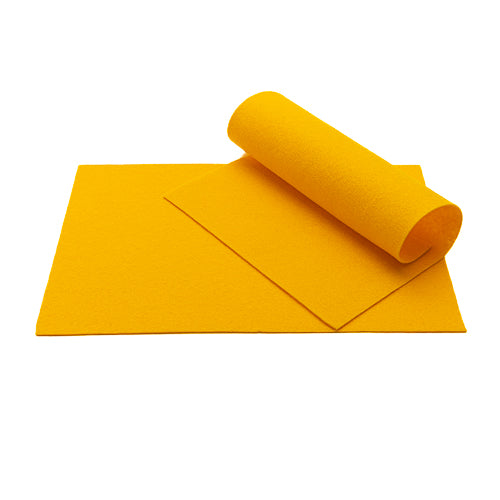 Auf einem weißen Hintergrund sind zwei gelbe Schaumstoffplatten von ☆ zu sehen, von denen eine flach und die andere teilweise aufgerollt ist und an nachhaltige Materialien wie Merinowollfilz erinnert.