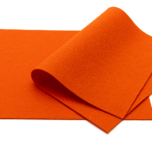 Zwei Blätter leuchtend orangefarbener ☆ Wollfilz, von denen eines teilweise über das andere gefaltet ist, präsentiert auf weißem Hintergrund – ideal für Bastelarbeiten und kreative Projekte.