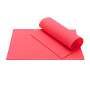 Zwei rechteckige Platten aus leuchtend rotem ☆ Wollfilz aus feiner Merinowolle – eine flach, eine teilweise aufgerollt – ideal für Bastelarbeiten und kreative Projekte.