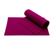 Auf weißem Hintergrund sind ein gerolltes und zwei flache Stücke leuchtend violetten Wollfilz-Filzstoffs von ☆ zu sehen, die sich perfekt für Bastelarbeiten eignen.