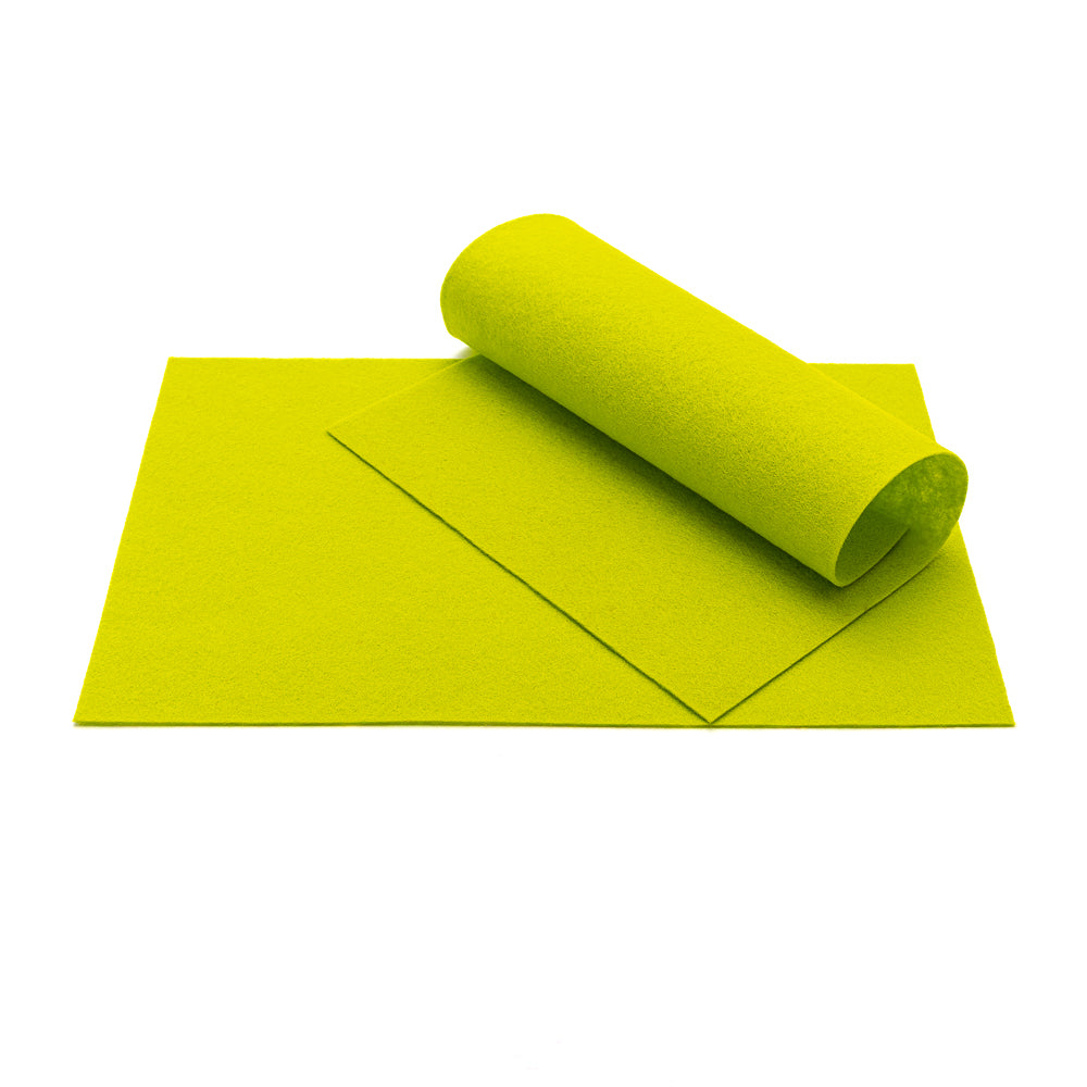 Eine leuchtend gelbe ☆ Schaumstoffplatte ist teilweise auf zwei flache Platten aufgerollt und eignet sich daher perfekt für Bastelprojekte oder zum Kombinieren mit Materialien wie Wollfilz und Merinowolle.