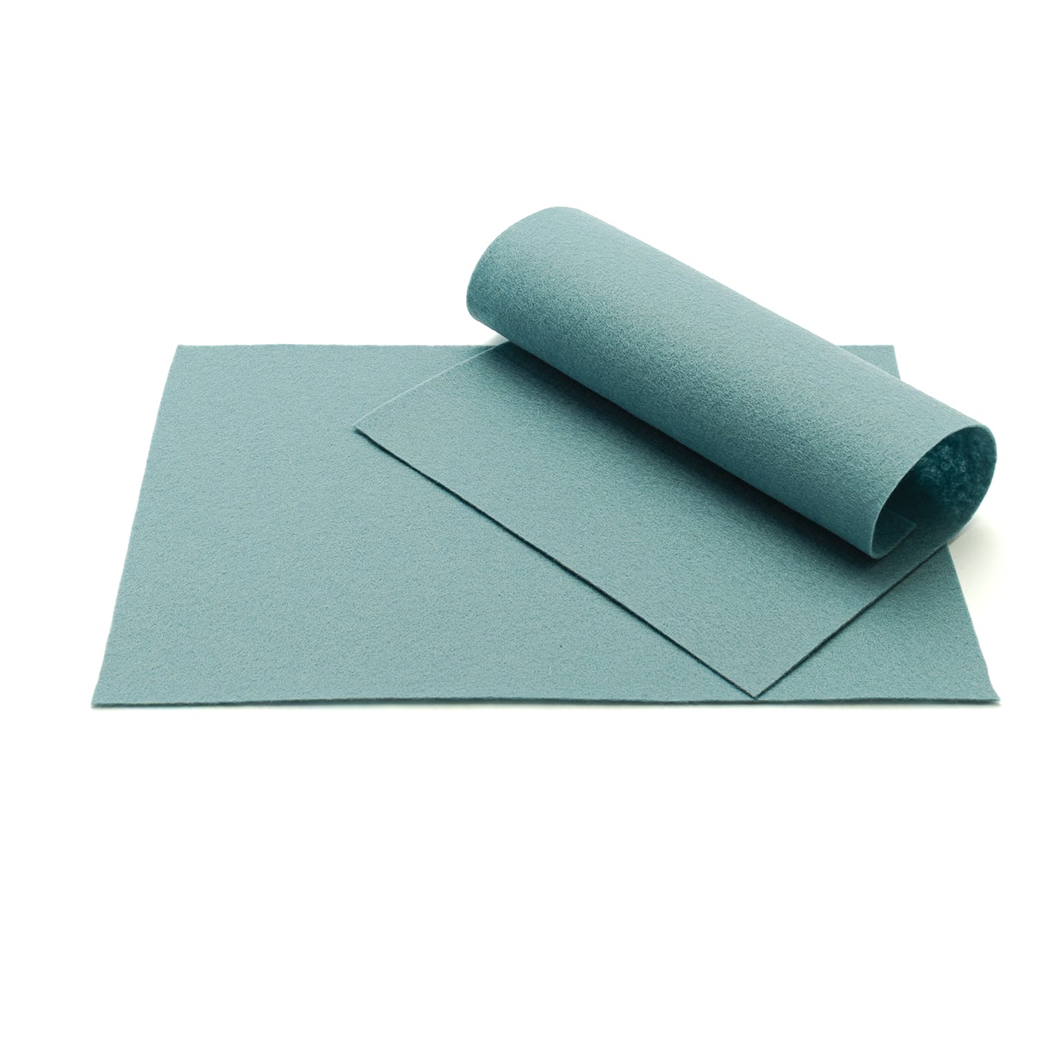 Drei Bögen blaues Schleifpapier – einer davon teilweise aufgerollt – auf weißem Hintergrund, von ☆, ideal für Bastelarbeiten oder zur Vorbereitung von Oberflächen für Projekte mit Merinowolle und Wollfilz.