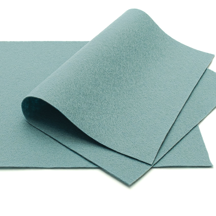 Zwei Bögen strukturierter, hellblauer Wollfilz-Bastelfilz von ☆, wobei ein Bogen teilweise über den anderen gefaltet ist – perfekt für all Ihre Bastelprojekte.