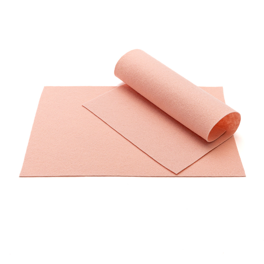 Zwei Bögen ☆ rosa Schleifpapier – einer flach und einer teilweise aufgerollt – auf weißem Hintergrund, ideal für Bastelarbeiten mit Wollfilz oder Merinowolle.