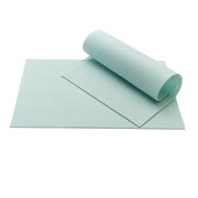 Ein aufgerolltes und flaches Stück hellblaues ☆ Wollfilz-Material, ideal für Bastelarbeiten, präsentiert auf weißem Hintergrund.