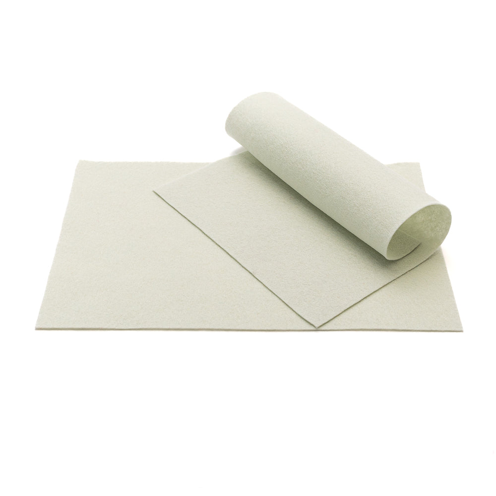 Ein aufgerolltes und ein flach liegendes Blatt helles ☆ Schleifpapier, ideal für Bastelarbeiten, vor einem weißen Hintergrund.