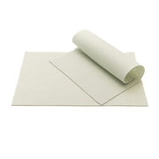 Ein aufgerolltes und ein flach liegendes Blatt helles ☆ Schleifpapier, ideal für Bastelarbeiten, vor einem weißen Hintergrund.