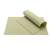 Drei Bögen ☆ hellgrünes Schleifpapier, ideal für Bastelarbeiten, wobei ein Bogen teilweise aufgerollt ist.