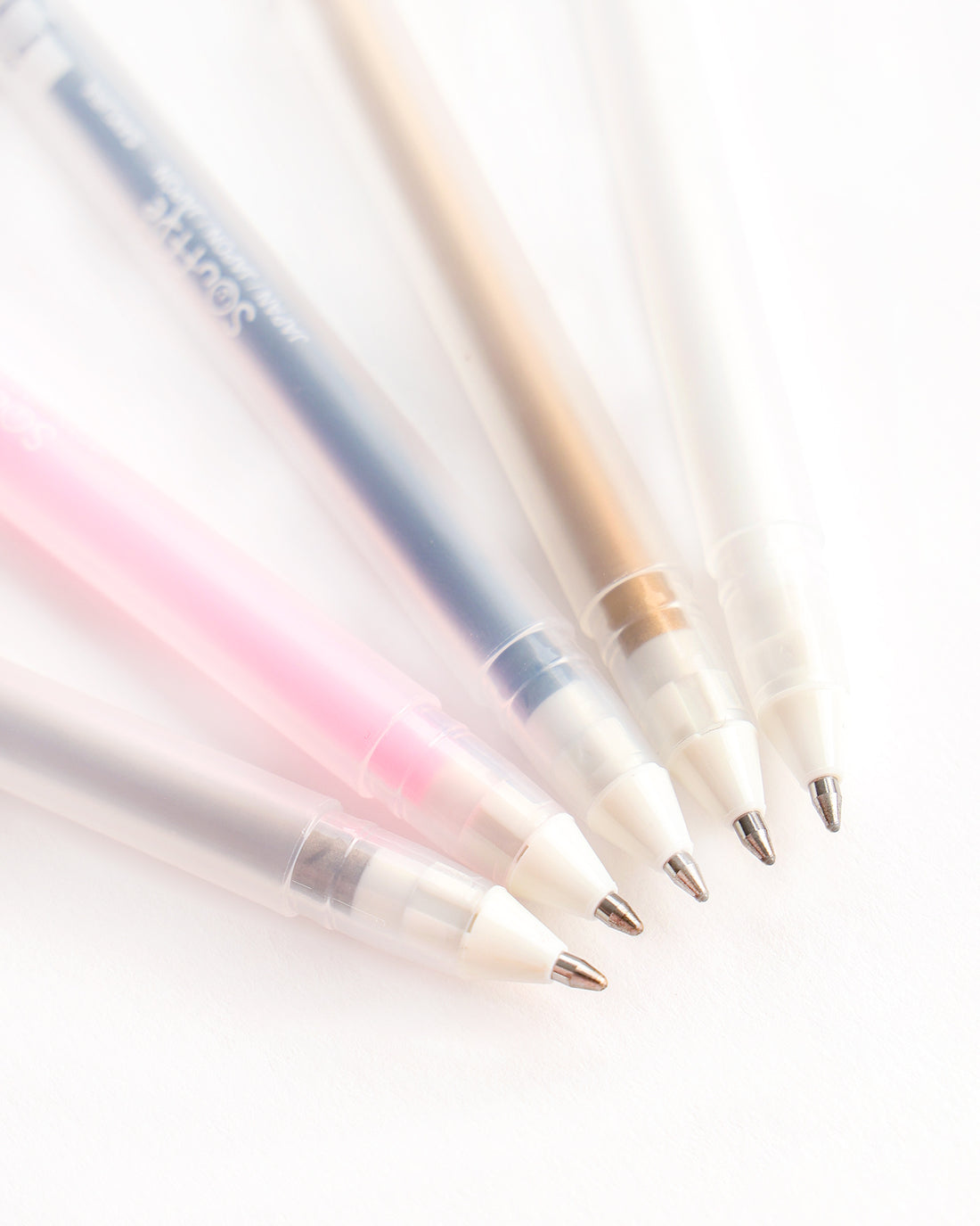 Fünf bunte Gelstifte in Fächerform auf weißem Hintergrund.