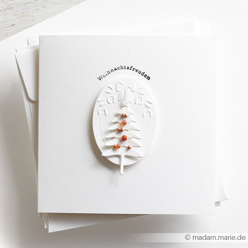 Quadratische weiße Weihnachtskarte mit einem Baum aus der Cut & Emboss-Prägevorlage und kleinen orangefarbenen Perlen.