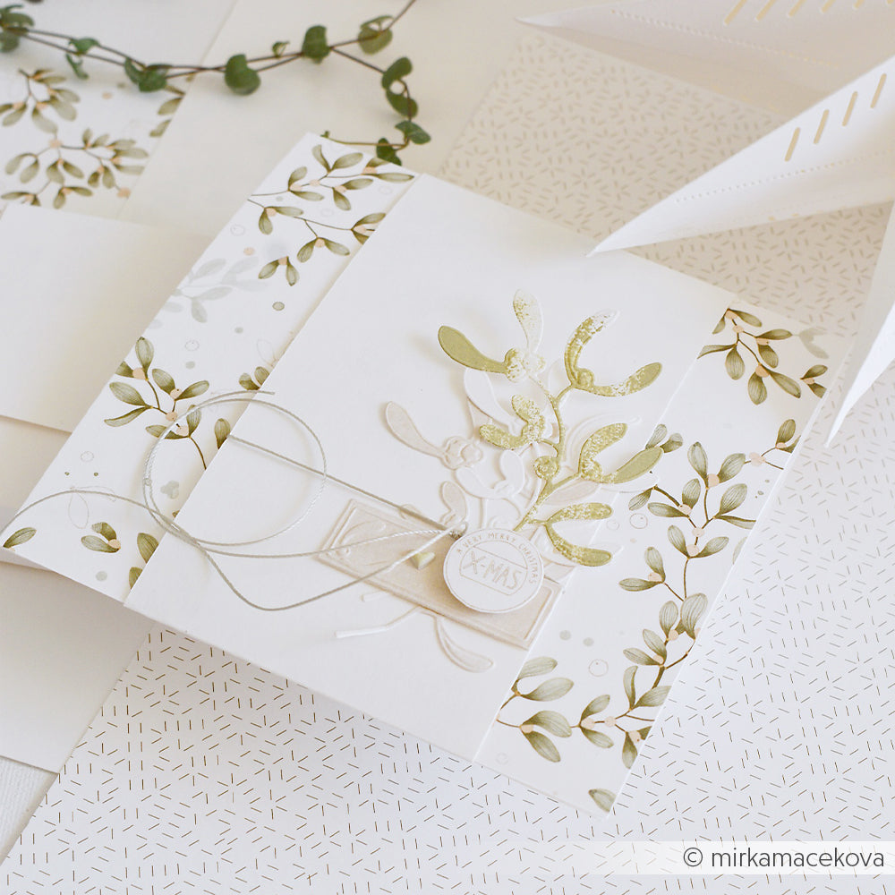 Quadratische Weihnachtskarte mit goldenem Mistelzweig und einem runden X-MAS-Anhänger aus dem Set Floral Etiket Misteln.