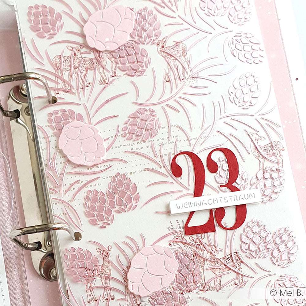 Ein rosa-weißes Alexandra-Renke-Ordnerblatt mit geprägten Tannenzapfen, der Zahl 23 und dem WEIHNACHTSTRAUM in Rot - ideal für festliche Papierprojekte oder zur Kombination mit Ihrer Lieblingsschablone.