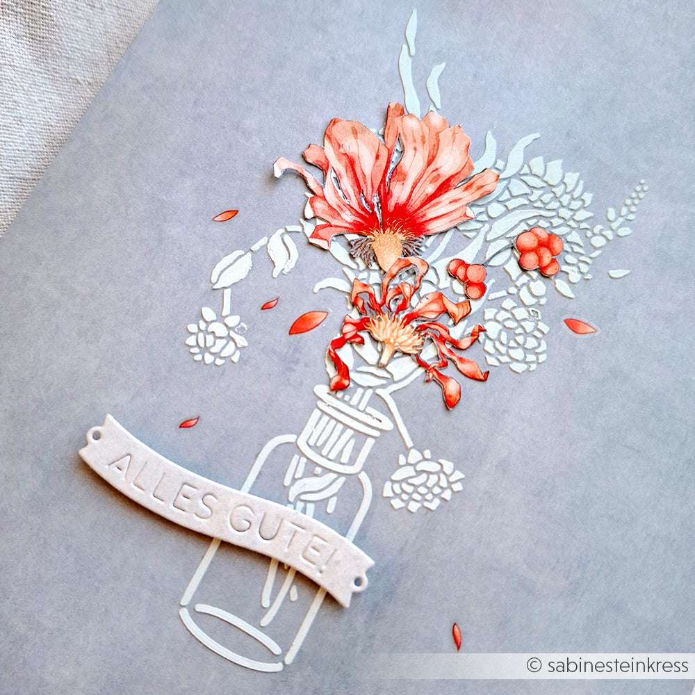 Handgefertigte Karte von Alexandra Renke mit einer ausgeschnittenen Vase und Blumen, die mit einem Spruchband "ALLES GUTE! Mit der Schablone Dahlienstrauß Schablonen detailliert, ist es ein charmanter und wiederverwendbarer Gruß.