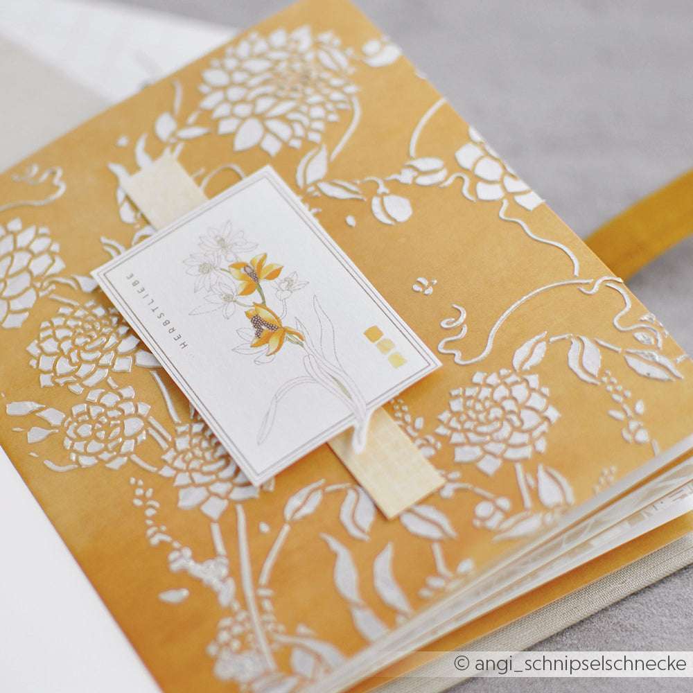 Gelbes floral gemustertes Notizbuch und weiße Karte mit gelben Blumen und Glücksmomenten von Alexandra Renke - ideal für Schablonen-Papierprojekte oder in Kombination mit wiederverwendbaren Stencils wie Stencil Dahlienwirbel.