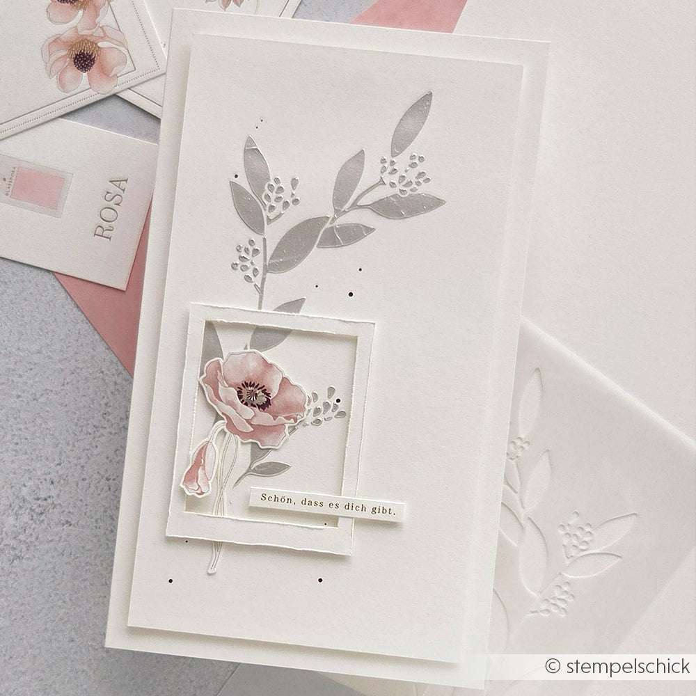 Elegante weiße Karte mit floralem Design von Alexandra Renke, mit einer rosa Blume und deutschem Text, hergestellt mit wiederverwendbaren Stencils und Schablonen Papierprojekten auf hellem Hintergrund.