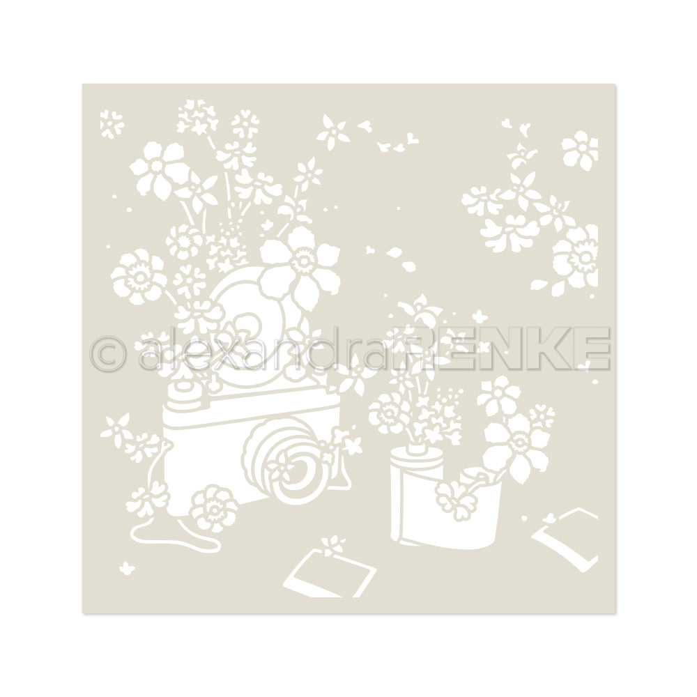 Schablonen-Illustration einer Vintage-Kamera mit Blumen, einem Fotokuvert und verstreuten Fotos - eine ideale Inspiration für kreative Schablonen-Designs oder Papierprojekte von Alexandra Renke.