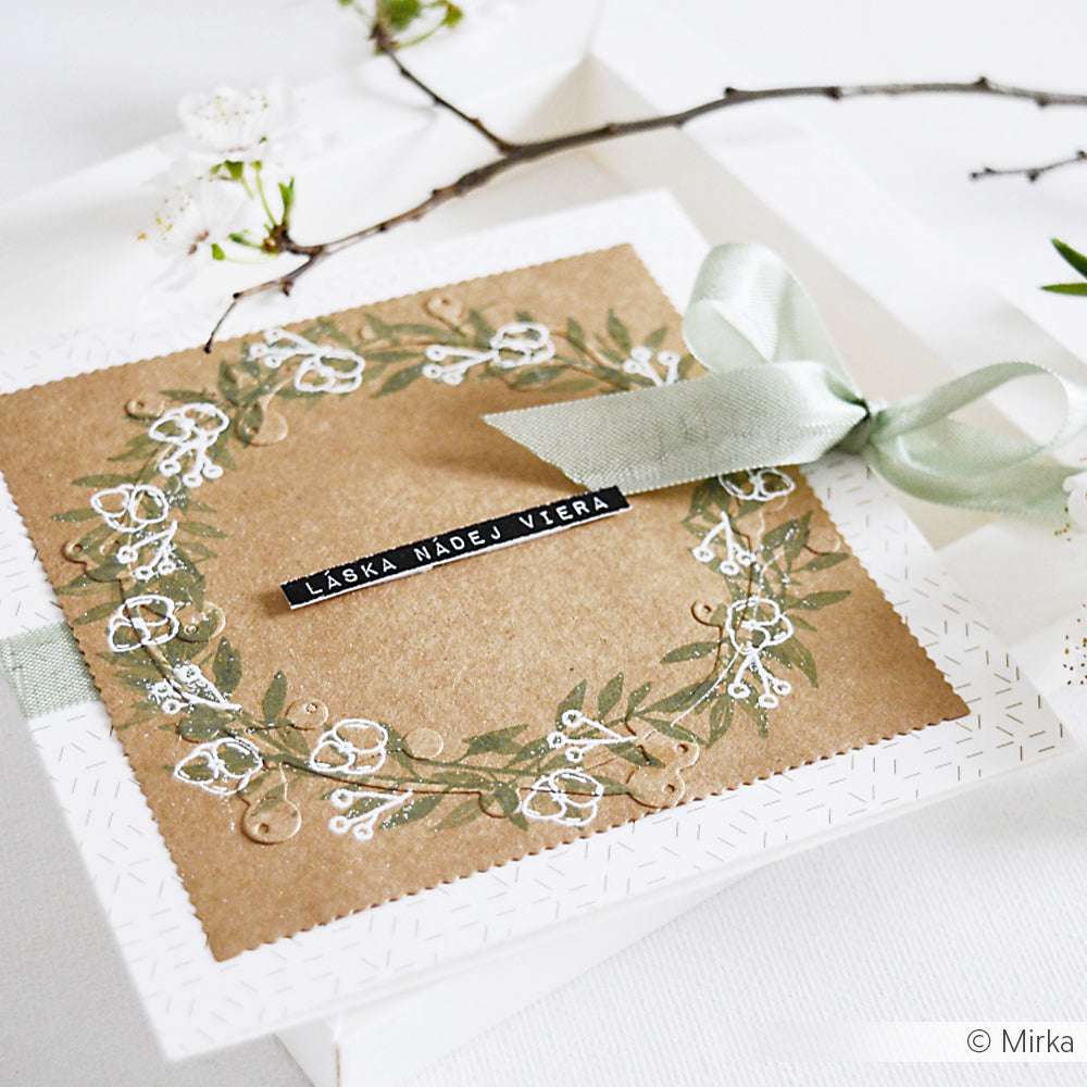 Handgefertigte Karte von Alexandra Renke mit einem Blumenkranz, inspiriert von Knospen und Kranz, mit einem grünen Band und den Worten LÁSKA NADĚJ VÍERA in der Mitte.