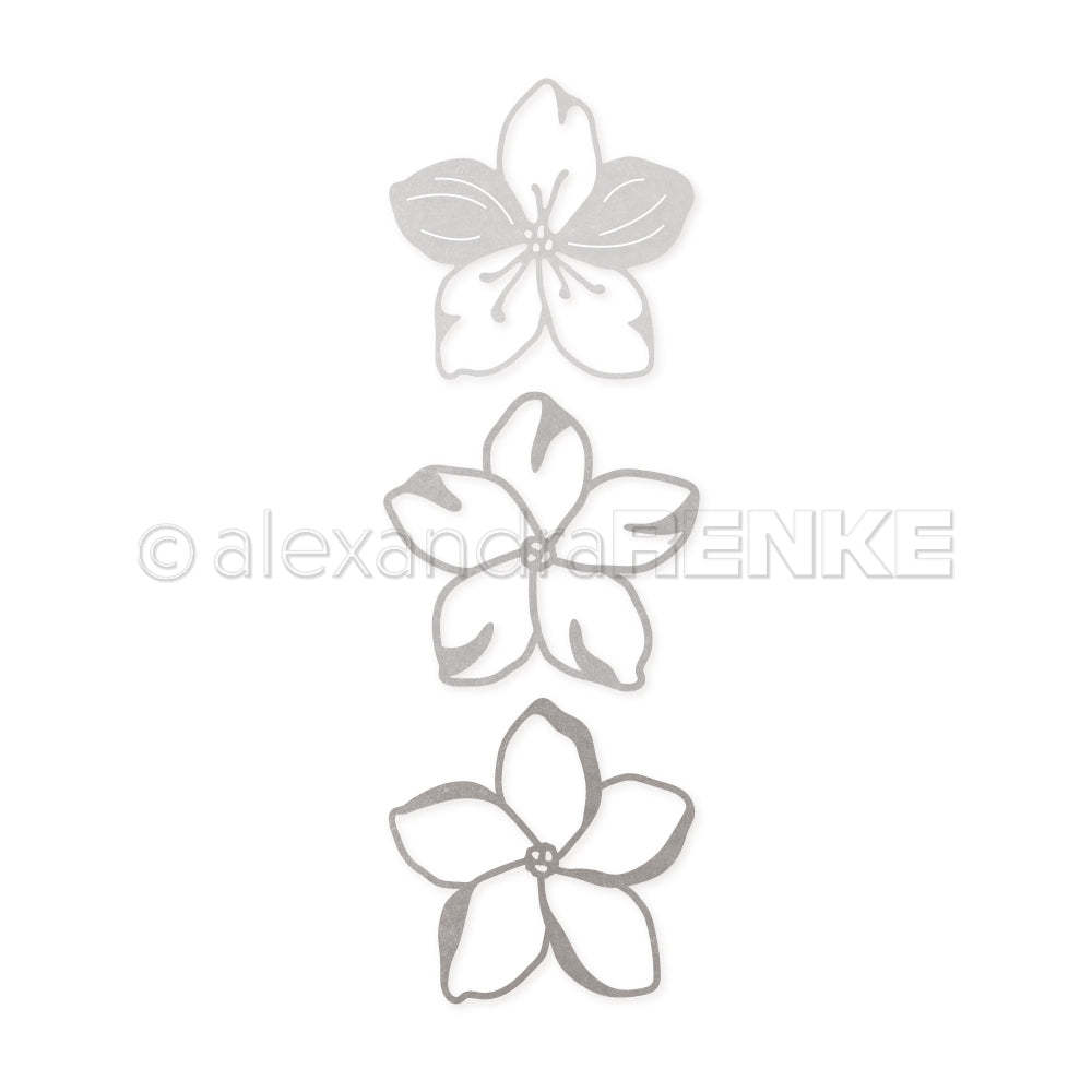 Drei silberne, blumenförmige Metallschnitte von Alexandra Renke, ideal für Frühlingsblumenprojekte, sind vertikal auf einem weißen Hintergrund angeordnet.