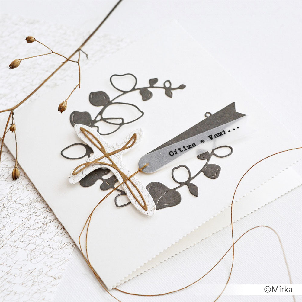 Eine handgefertigte Karte von Alexandra Renke mit Kreuz, Schnur und dem Spruchband "Cítíme s vámi...", verziert mit Eukalyptusblättern, die mit der Motivstanze Eukalyptuskranz gestanzt wurden und aus hochwertigen Designpapieren gefertigt sind, für einen edlen Touch.