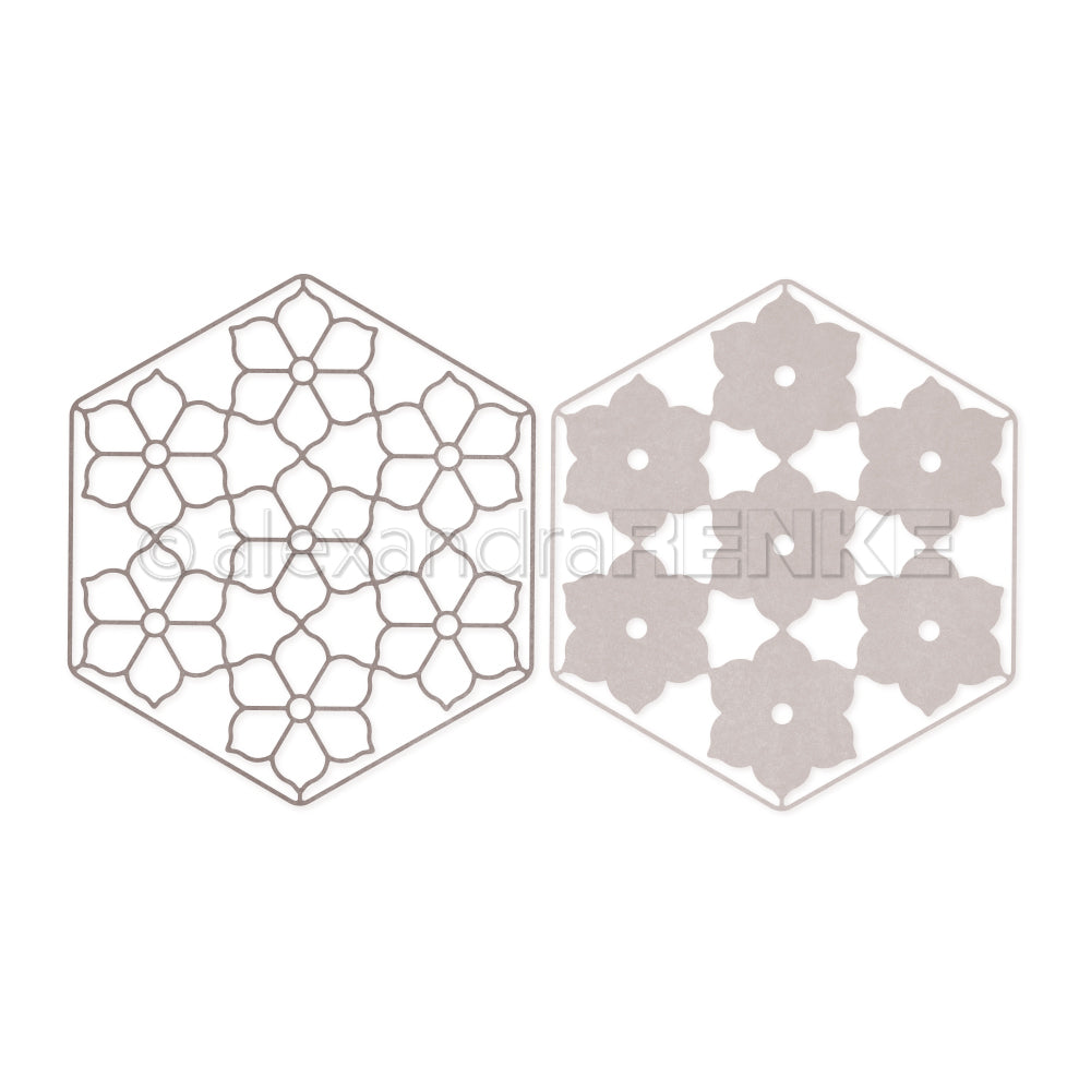 Zwei sechseckige Metallstanzformen von Alexandra Renke, die für Stanzsysteme entworfen wurden, zeigen ein florales Gittermuster und ausgefüllte Blumenformen – ideal als „Motivstanze Florales Hexagon“, um filigrane Motive in Ihre Lieblings-Designpapiere zu stanzen.