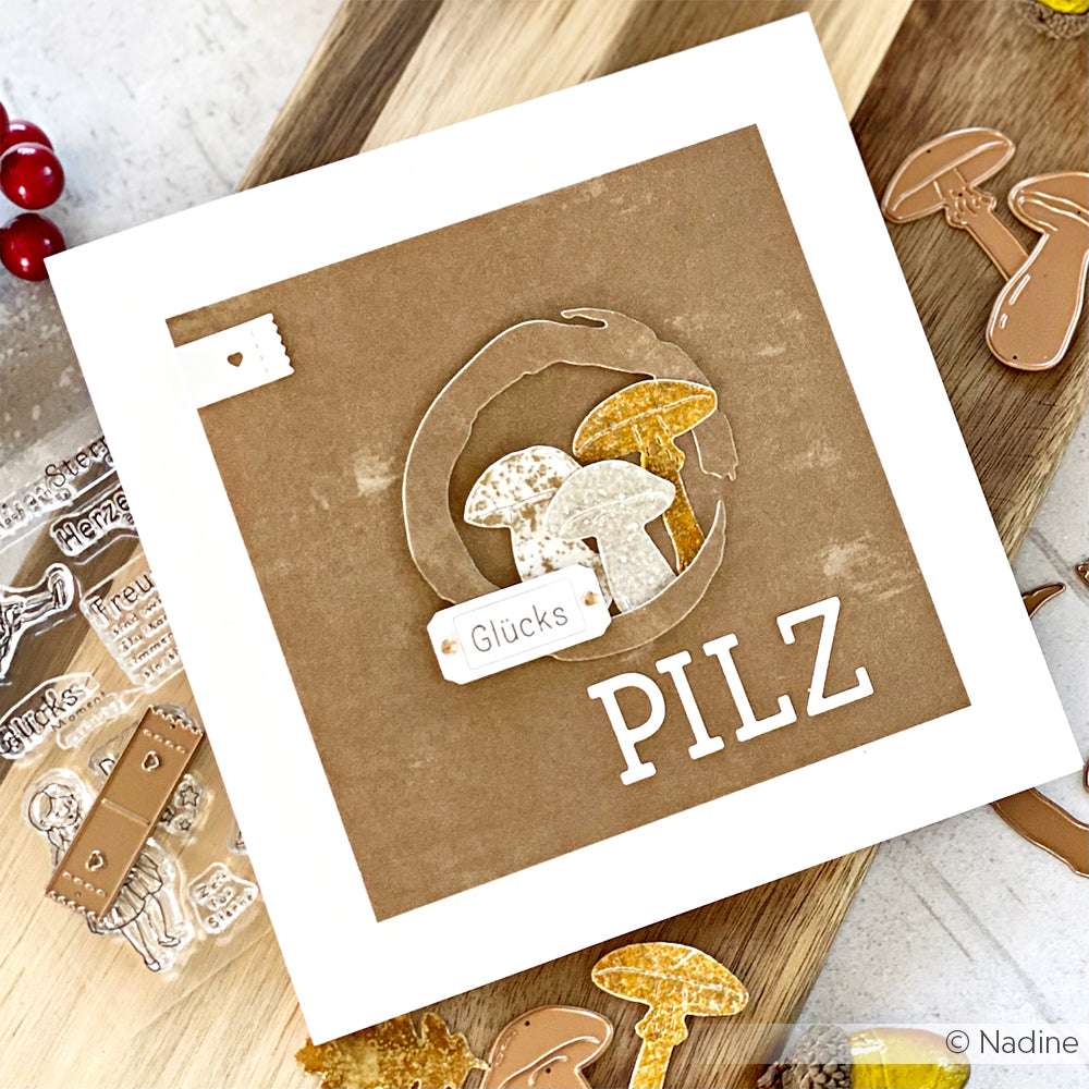 Eine handgefertigte Karte von Alexandra Renke zeigt Pilze, den Schriftzug "Glücks PILZ", Bastelmaterial und verwendet das Set Motivstanze Pilze.